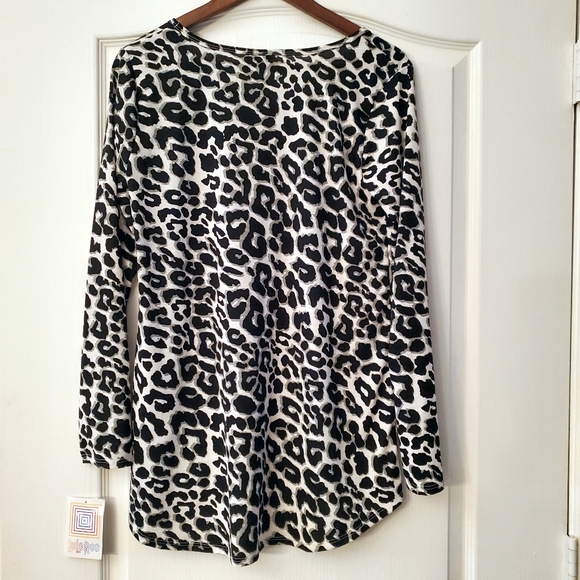 Lularoe M Leopard Animal Print Long Sleeve Top Blouse Lynnae NWT - Picture 3 of 7